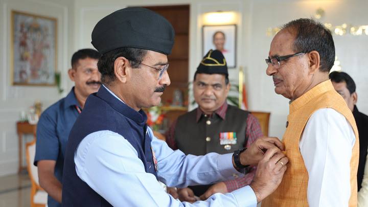 मुख्यमंत्री श्री चौहान ने सशस्त्र सेना झंडा दिवस पर प्रदान की सहयोग राशि